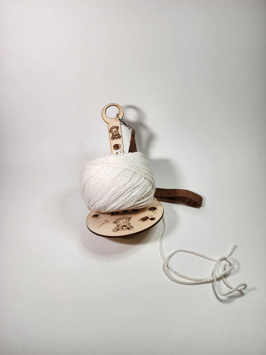 Portable yarn spinner - Cat